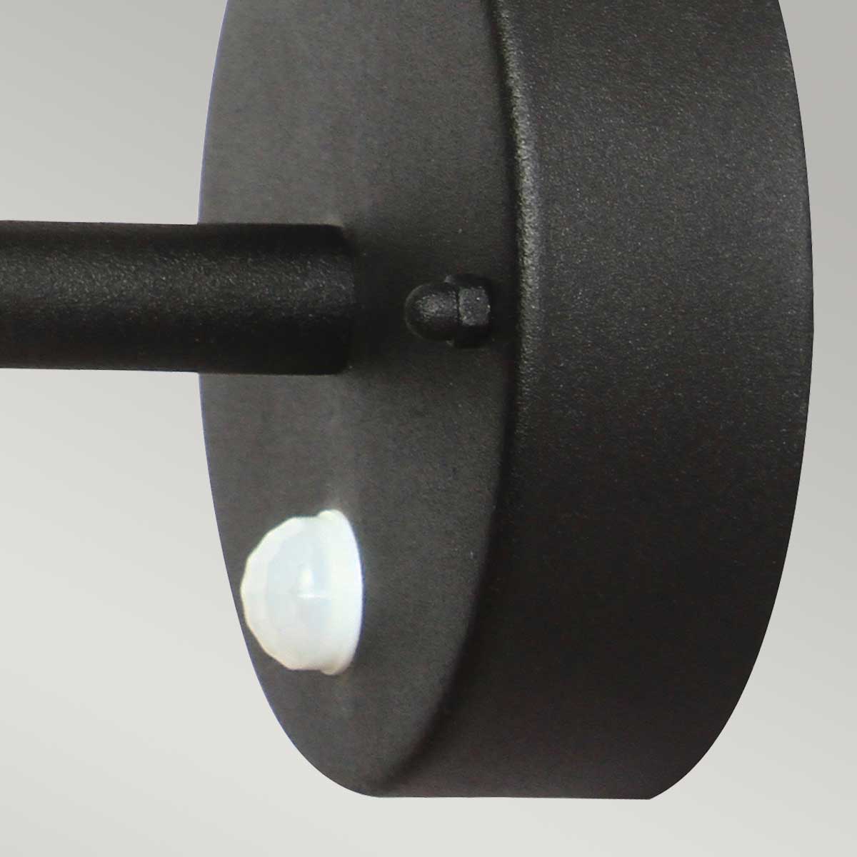 Helsingor PIR Ø22 Musta ulkovalo valmistajalta Elstead Lighting - Tillverkad av rostfritt st&aring;l i svart finish och glas, erbjuder den en robust och v&auml;derbest&auml;ndig konstruktion som &auml;r perfekt f&ouml;r fasader, entr&eacute;er och uteplatser.