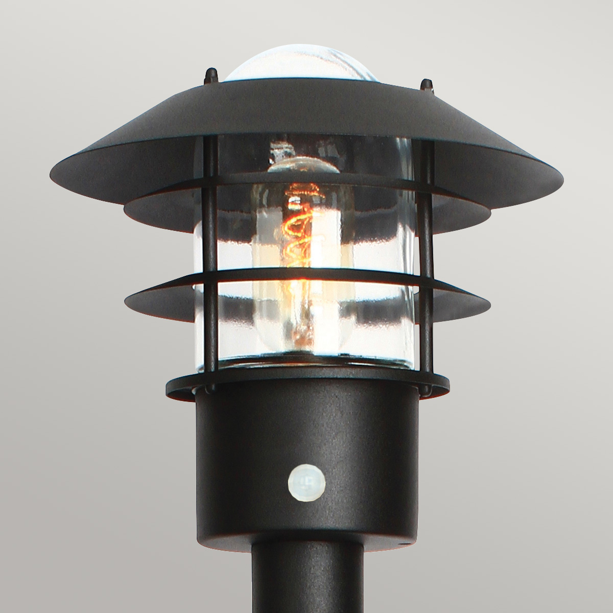 Helsingor PIR 100cm Musta pylväsvalaisimet valmistajalta Elstead Lighting - Tillverkad av rostfritt st&aring;l i svart finish och glas, erbjuder den en robust och v&auml;derbest&auml;ndig konstruktion som &auml;r perfekt vid uppfarter, entr&eacute;er eller tr&auml;dg&aring;rdsg&aring;ngar.