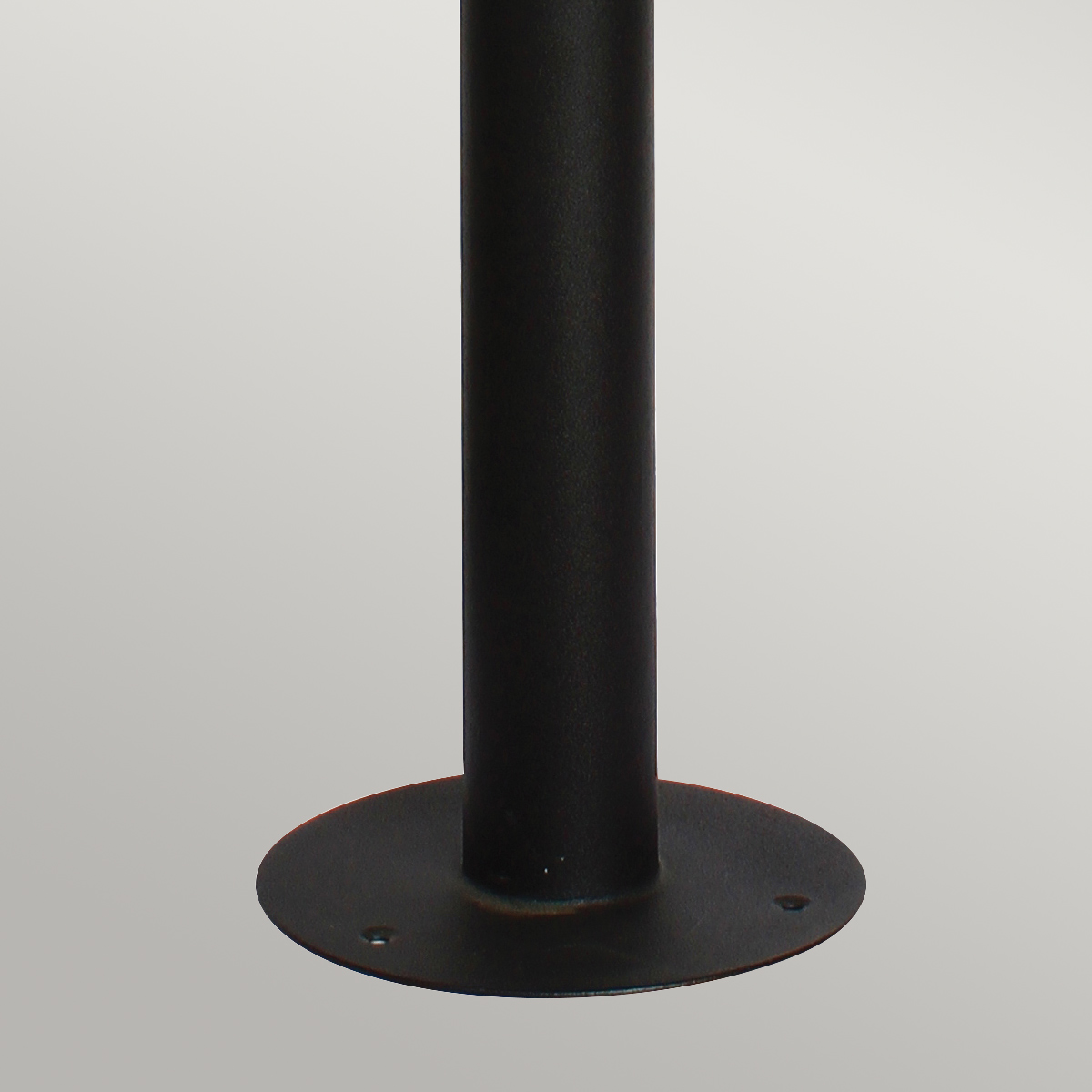 Helsingor PIR 100cm Musta pylväsvalaisimet valmistajalta Elstead Lighting - Tillverkad av rostfritt st&aring;l i svart finish och glas, erbjuder den en robust och v&auml;derbest&auml;ndig konstruktion som &auml;r perfekt vid uppfarter, entr&eacute;er eller tr&auml;dg&aring;rdsg&aring;ngar.