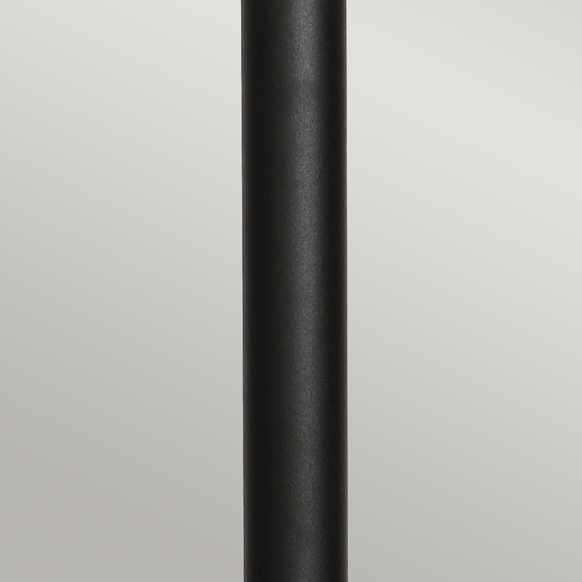 Helsingor PIR 100cm Musta pylväsvalaisimet valmistajalta Elstead Lighting - Tillverkad av rostfritt st&aring;l i svart finish och glas, erbjuder den en robust och v&auml;derbest&auml;ndig konstruktion som &auml;r perfekt vid uppfarter, entr&eacute;er eller tr&auml;dg&aring;rdsg&aring;ngar.