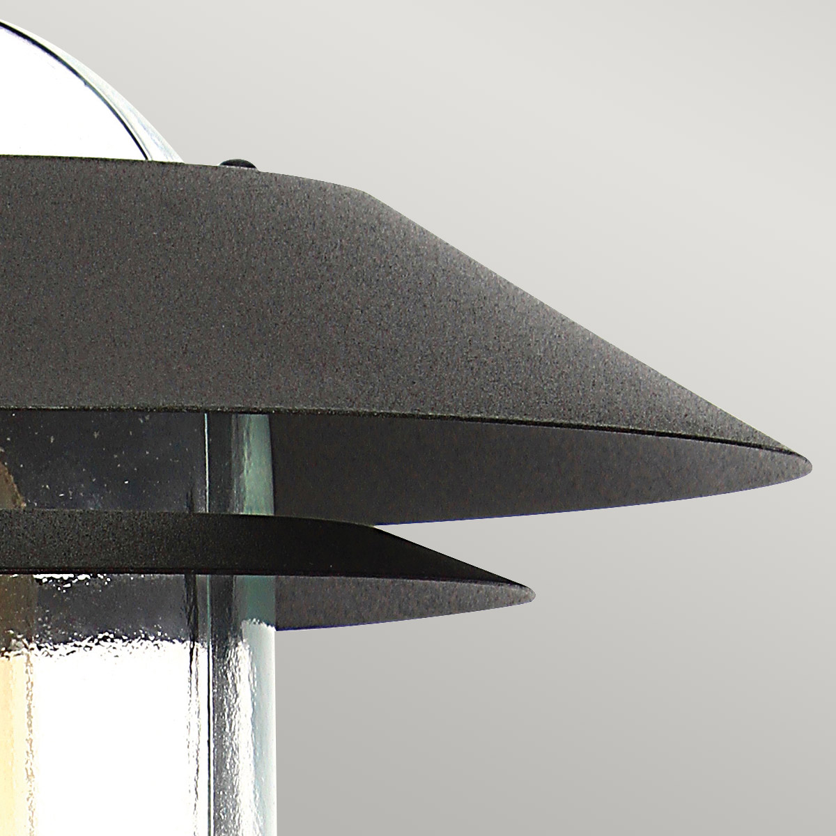 Helsingor PIR 30cm Musta valmistajalta Elstead Lighting - Tillverkad av rostfritt st&aring;l i svart finish och glas, erbjuder den en robust och v&auml;derbest&auml;ndig konstruktion som &auml;r perfekt vid uppfarter, entr&eacute;er eller tr&auml;dg&aring;rdsg&aring;ngar.