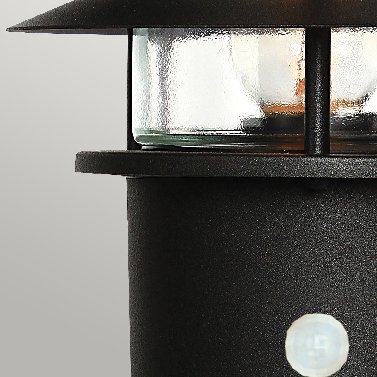 Helsingor PIR 30cm Musta valmistajalta Elstead Lighting - Tillverkad av rostfritt st&aring;l i svart finish och glas, erbjuder den en robust och v&auml;derbest&auml;ndig konstruktion som &auml;r perfekt vid uppfarter, entr&eacute;er eller tr&auml;dg&aring;rdsg&aring;ngar.
