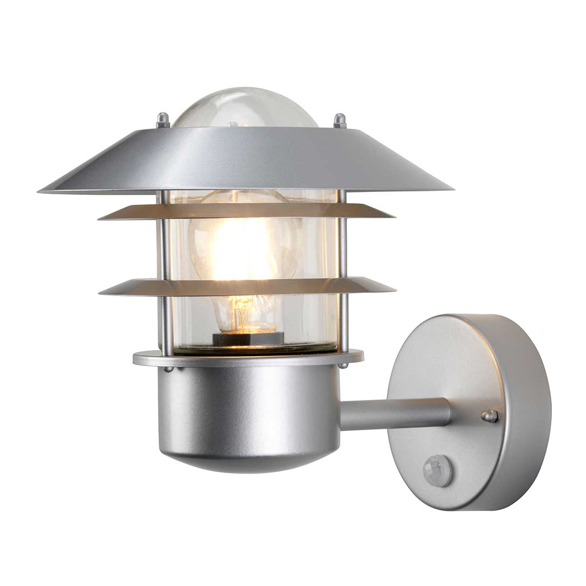 Helsingor PIR Ø22 Hopea ulkovalo valmistajalta Elstead Lighting - Tillverkad av rostfritt st&aring;l i silverfinish och glas, erbjuder den en robust och v&auml;derbest&auml;ndig konstruktion som &auml;r perfekt f&ouml;r fasader, entr&eacute;er och uteplatser.