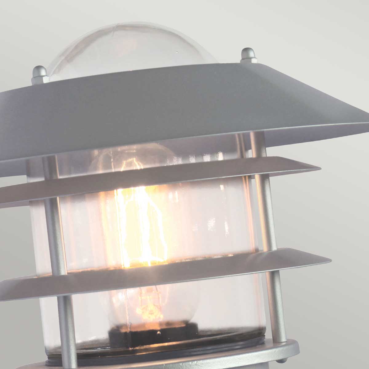 Helsingor PIR Ø22 Hopea ulkovalo valmistajalta Elstead Lighting - Tillverkad av rostfritt st&aring;l i silverfinish och glas, erbjuder den en robust och v&auml;derbest&auml;ndig konstruktion som &auml;r perfekt f&ouml;r fasader, entr&eacute;er och uteplatser.