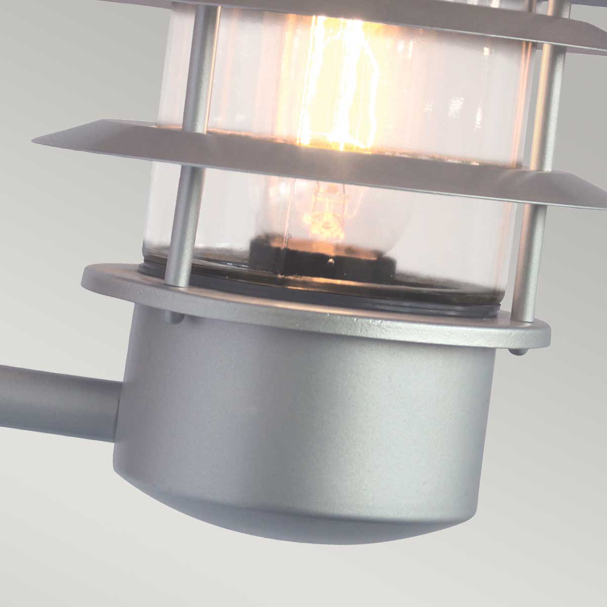 Helsingor PIR Ø22 Hopea ulkovalo valmistajalta Elstead Lighting - Tillverkad av rostfritt st&aring;l i silverfinish och glas, erbjuder den en robust och v&auml;derbest&auml;ndig konstruktion som &auml;r perfekt f&ouml;r fasader, entr&eacute;er och uteplatser.