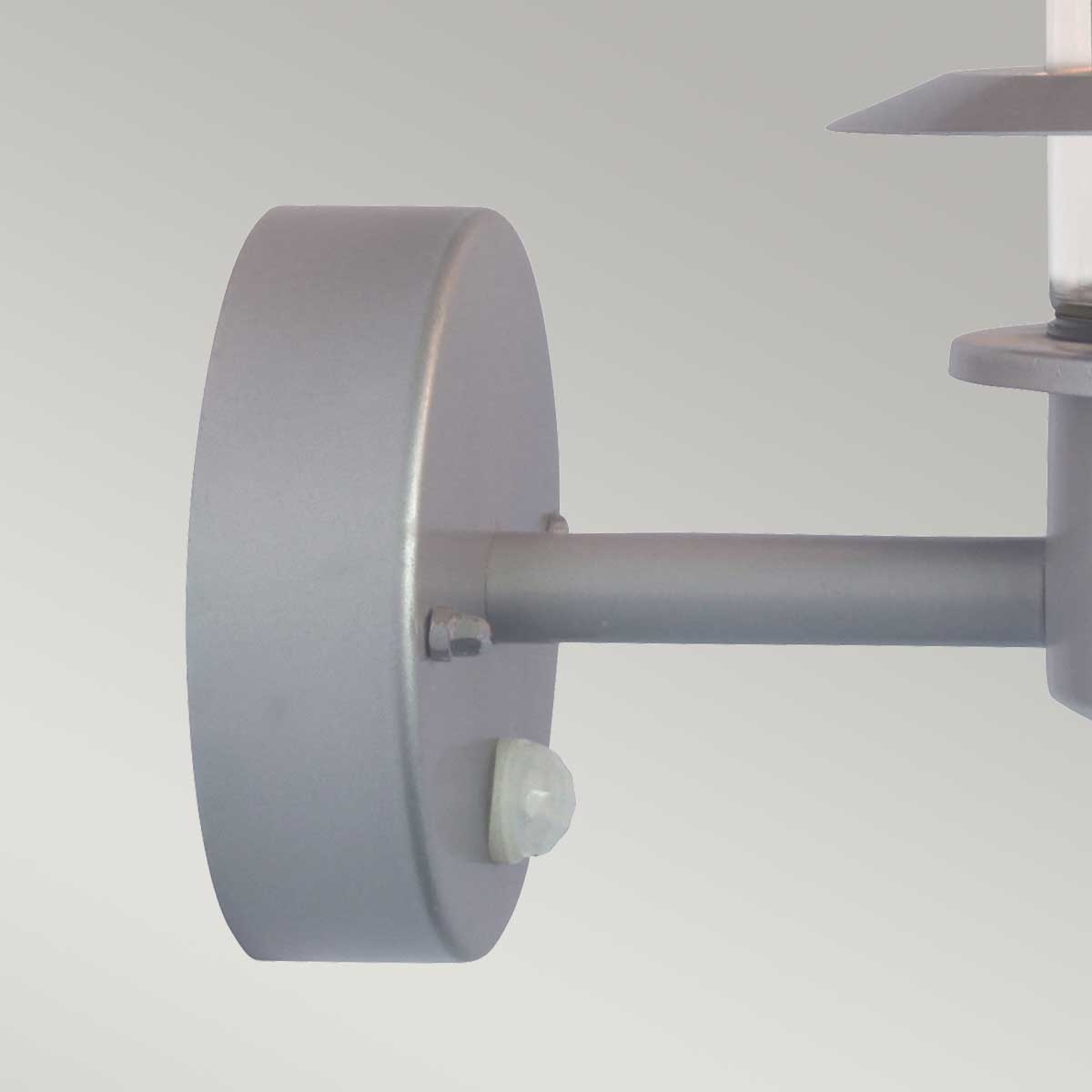 Helsingor PIR Ø22 Hopea ulkovalo valmistajalta Elstead Lighting - Tillverkad av rostfritt st&aring;l i silverfinish och glas, erbjuder den en robust och v&auml;derbest&auml;ndig konstruktion som &auml;r perfekt f&ouml;r fasader, entr&eacute;er och uteplatser.