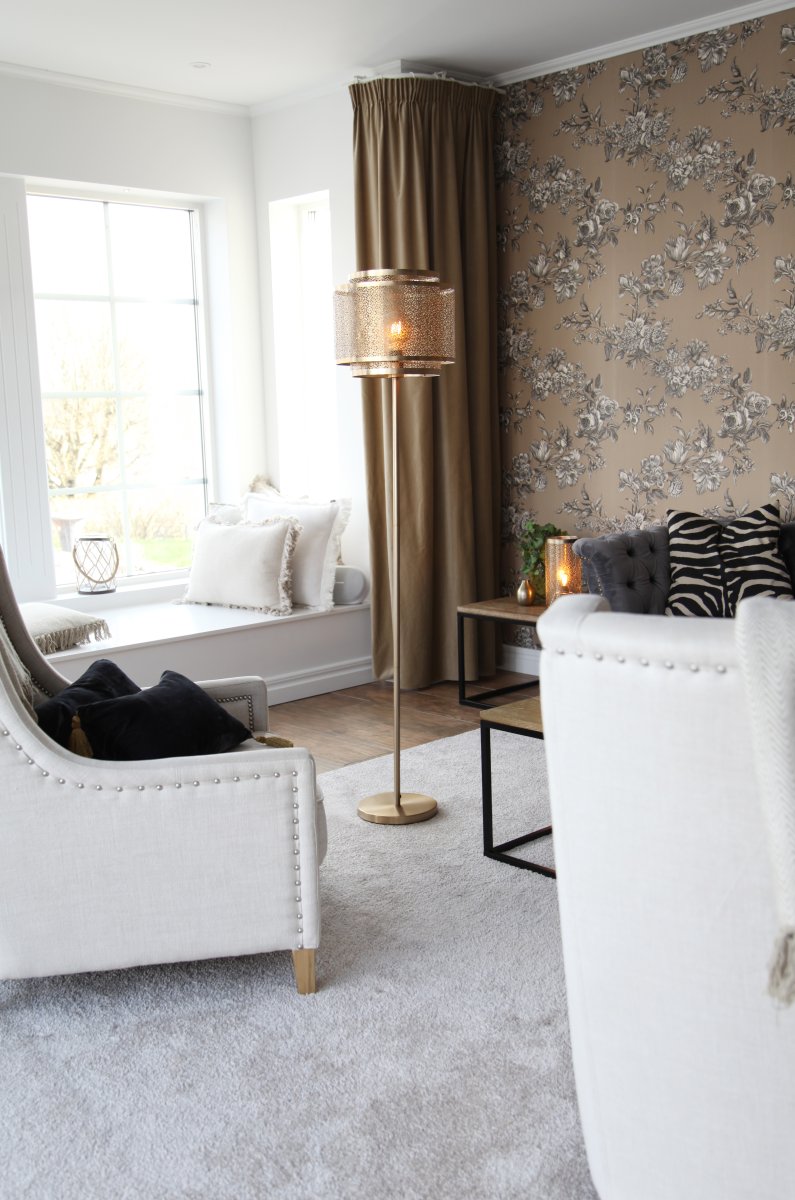 Hermine Matta messinki lattiavalaisin valmistajalta By Rydéns - Hermine-lattiavalaisin antaa kotiisi kauniin harmonian ja l&auml;mpim&auml;n kodikkaan tunnelman.