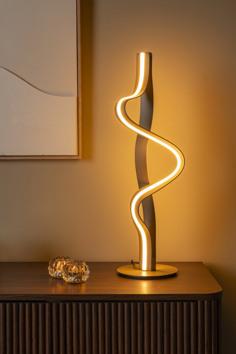 Lambada 60cm Samppanja pöytävalaisin valmistajalta Lucide - Lambada on elegantti metallinen p&ouml;yt&auml;valaisin, jossa on ainutlaatuinen samppanjanv&auml;rinen viimeistely ja pehme&auml;, orgaaninen muoto, joka kiinnitt&auml;&auml; katseen.