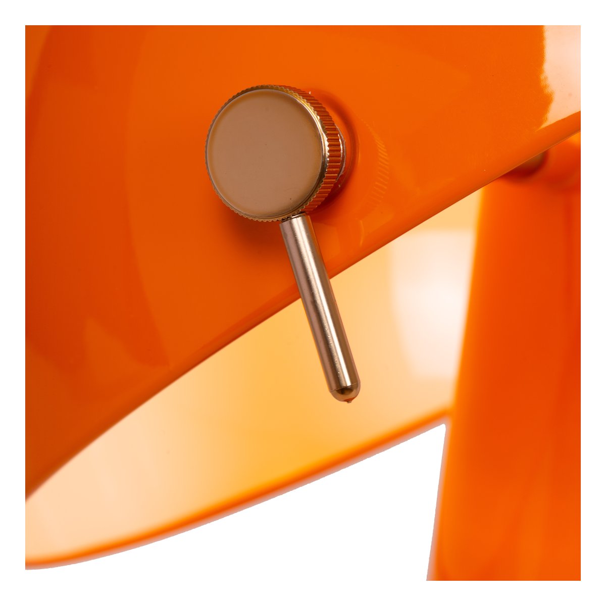 Barone 52cm Oranssi pöytävalaisin valmistajalta Lucide - Barone on elegantti metallinen p&ouml;yt&auml;valaisin, jossa on kiilt&auml;v&auml;n oranssi viimeistely ja tyylikk&auml;&auml;t messingist&auml; tehdyt yksityiskohdat.