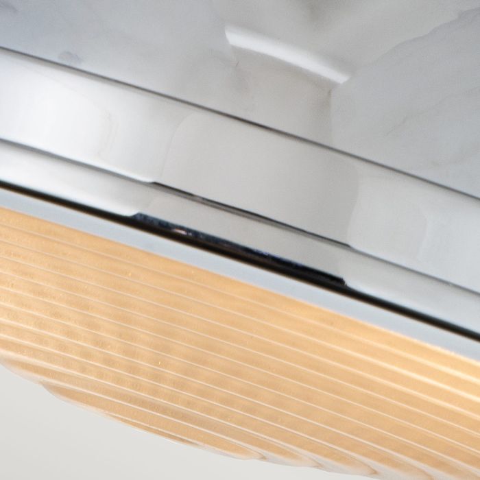 Amelia Ø32 Kromi plafondi valmistajalta Elstead Lighting - Amelias klassiska plafonddesign f&ouml;rnyar vintage-detaljer med en gjuten glasdiffusor, en gjuten metallram i polerad krom och dekorativa sp&auml;nnen.