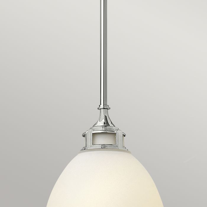 Amelia Ø32 Kromi kattovalaisin valmistajalta Elstead Lighting - Amelia har en klassisk pendeldesign som f&ouml;rnyar vintage-detaljer med ett gjutet glasf&auml;ste, en gjuten metallram samt framtr&auml;dande g&aring;ngj&auml;rn och sp&auml;nnen.