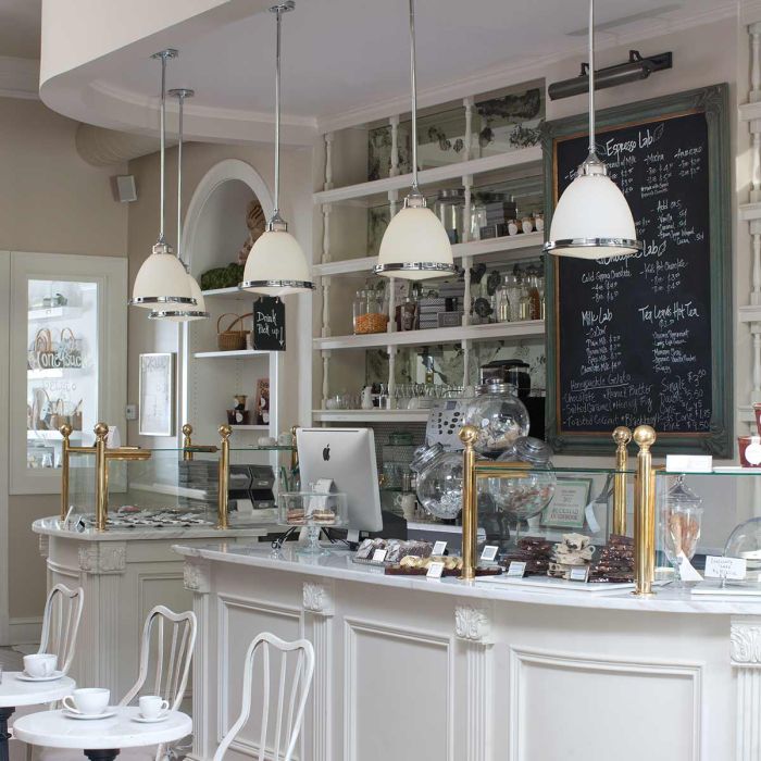 Amelia Ø32 Kromi kattovalaisin valmistajalta Elstead Lighting - Amelia har en klassisk pendeldesign som f&ouml;rnyar vintage-detaljer med ett gjutet glasf&auml;ste, en gjuten metallram samt framtr&auml;dande g&aring;ngj&auml;rn och sp&auml;nnen.