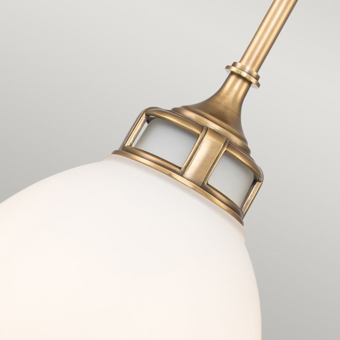 Amelia Ø32 Messinki kattovalaisin valmistajalta Elstead Lighting - Amelia har en klassisk pendeldesign som f&ouml;rnyar vintage-detaljer med ett gjutet glasf&auml;ste, en gjuten metallram samt framtr&auml;dande g&aring;ngj&auml;rn och sp&auml;nnen.