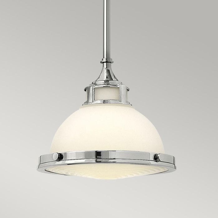 Amelia Ø30 Kromi kattovalaisin valmistajalta Elstead Lighting - Amelia har en klassisk pendeldesign som f&ouml;rnyar vintage-detaljer med ett gjutet glasf&auml;ste, en gjuten metallram samt framtr&auml;dande g&aring;ngj&auml;rn och sp&auml;nnen.