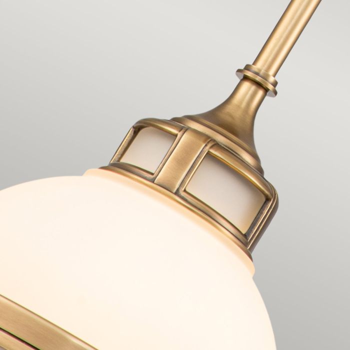 Amelia Ø30 Messinki kattovalaisin valmistajalta Elstead Lighting - Amelia har en klassisk pendeldesign som f&ouml;rnyar vintage-detaljer med ett gjutet glasf&auml;ste, en gjuten metallram samt framtr&auml;dande g&aring;ngj&auml;rn och sp&auml;nnen.