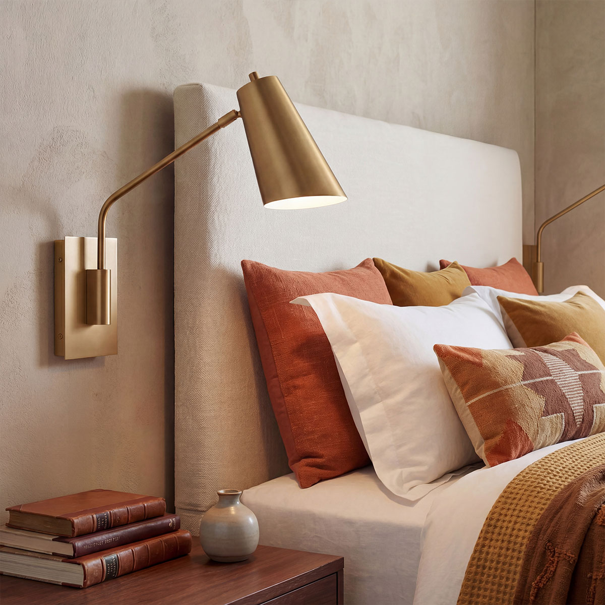 Bray 42cm Messinki lukulamppu valmistajalta Elstead Lighting - Bray on k&auml;yt&auml;nn&ouml;llinen sein&auml;valaisin, jossa on minimalistinen muotoilu ja lakattu messinkipinta.