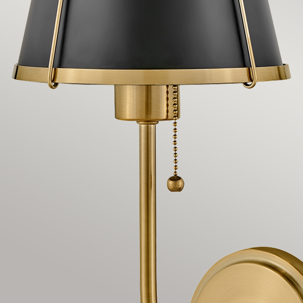 Clarke 40cm Messinki/musta seinävalaisin valmistajalta Elstead Lighting - Clarke on elegantti teräksestä valmistettu seinävalaisin, jossa on kaunis lämmin messinkiviimeistely ja tyylikäs musta varjostin.