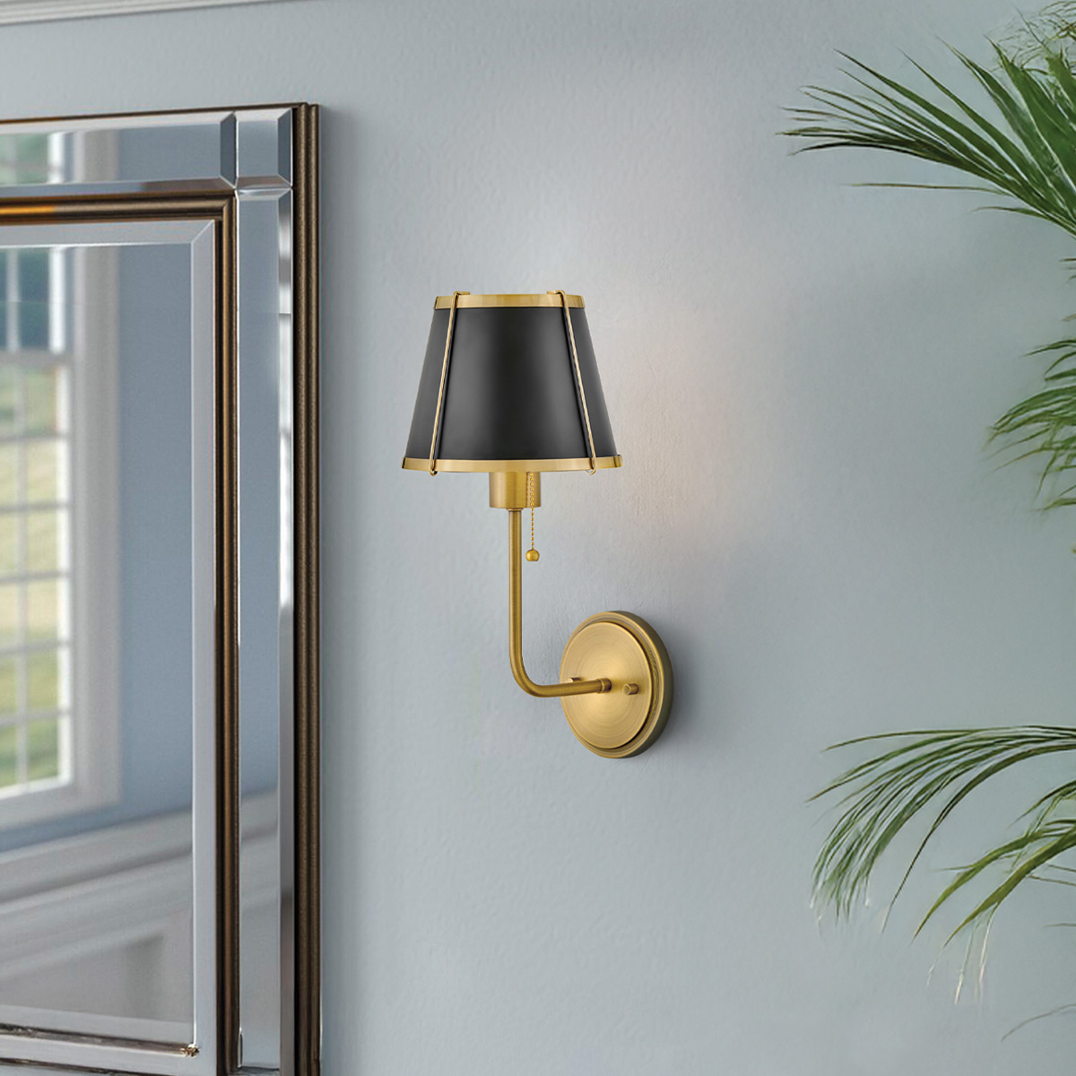 Clarke 40cm Messinki/musta seinävalaisin valmistajalta Elstead Lighting - Clarke on elegantti teräksestä valmistettu seinävalaisin, jossa on kaunis lämmin messinkiviimeistely ja tyylikäs musta varjostin.