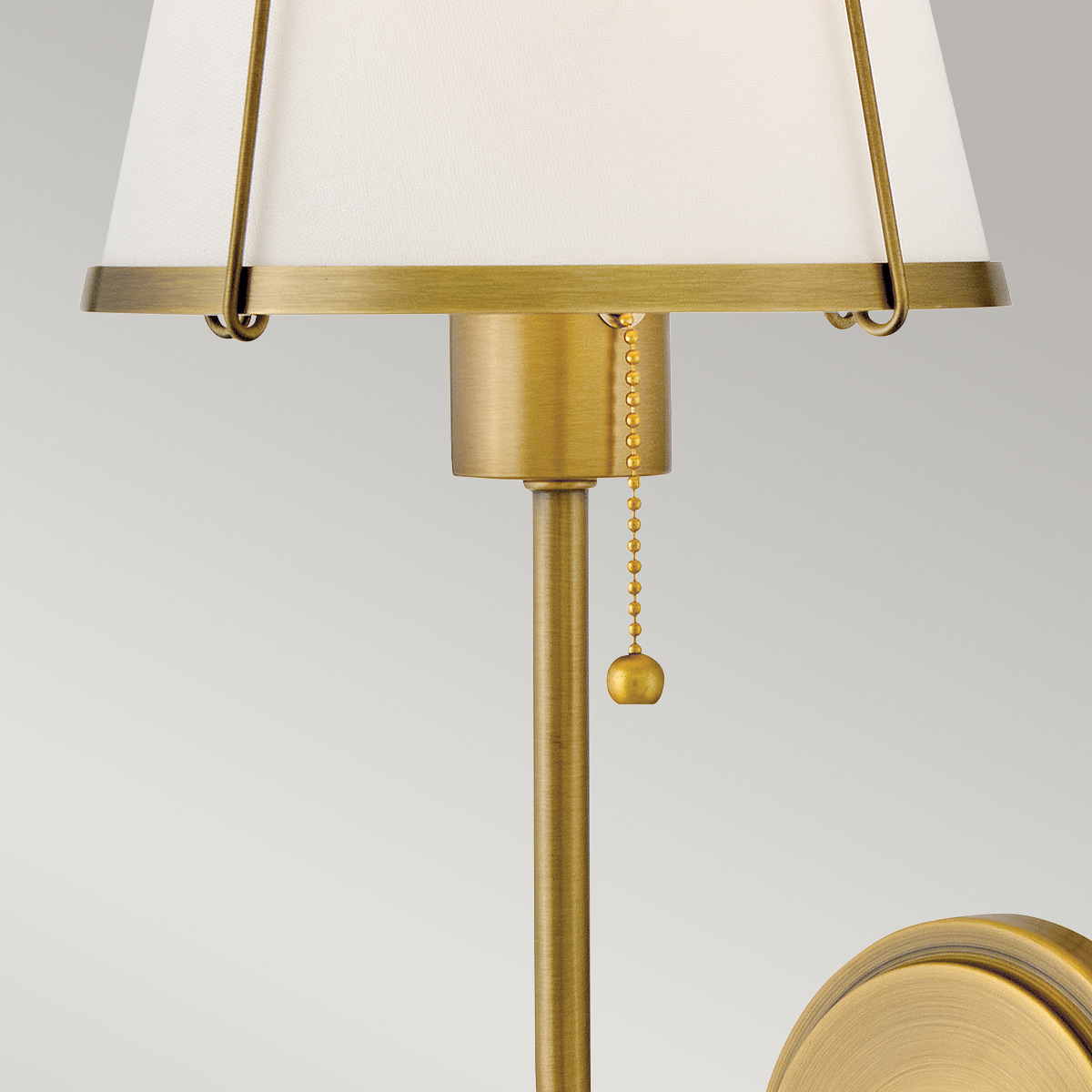 Clarke 40cm Messinki/valkoinen seinävalaisin valmistajalta Elstead Lighting - Materiaalien ja värien yhdistelmä antaa lampulle klassisen ja ajattoman ilmeen, joka sopii moniin erilaisiin sisustustyyleihin.