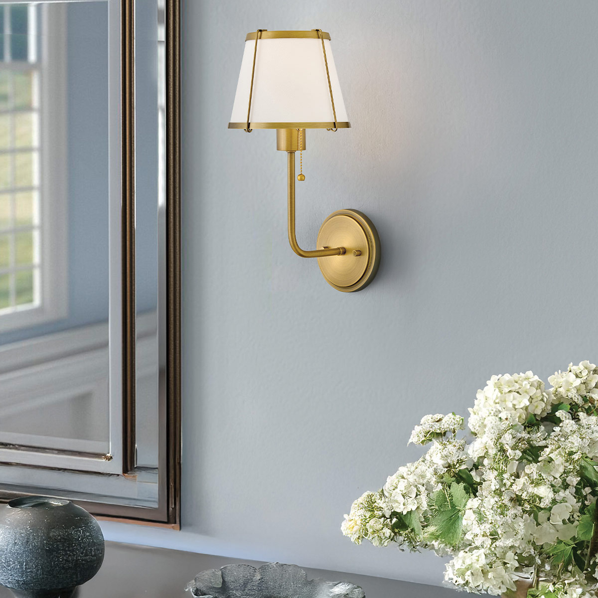Clarke 40cm Messinki/valkoinen seinävalaisin valmistajalta Elstead Lighting - Materiaalien ja värien yhdistelmä antaa lampulle klassisen ja ajattoman ilmeen, joka sopii moniin erilaisiin sisustustyyleihin.