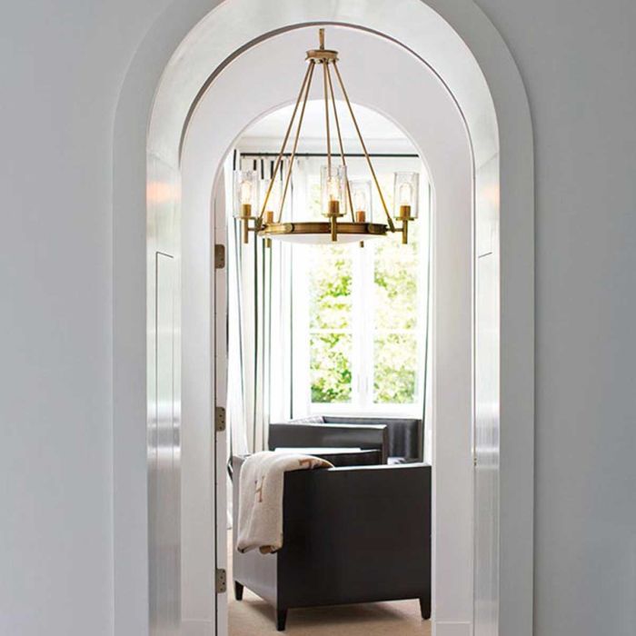 Collier Ø68 Antiikki messinki kattovalaisin valmistajalta Elstead Lighting - Gjutna knappar, g&aring;ngj&auml;rn och st&auml;nger i en antikm&auml;ssing-finish ger en sofistikerad och tidl&ouml;s look.