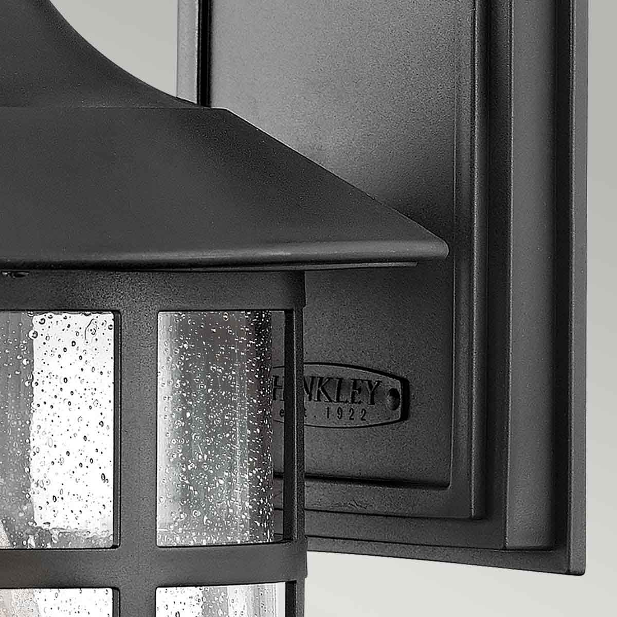 Freeport 40cm Musta ulkovalo valmistajalta Elstead Lighting - IP44-luokituksensa ansiosta Freeport on suojattu sateelta ja kosteudelta, joten se sopii erinomaisesti sisäänkäyntiin, julkisivuihin ja patioihin.