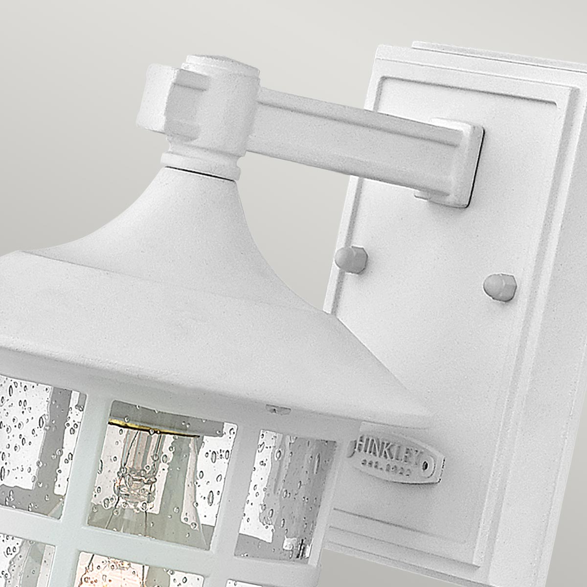 Freeport 24cm Valkoinen ulkovalo valmistajalta Elstead Lighting - IP44-luokituksensa ansiosta Freeport on suojattu sateelta ja kosteudelta, joten se sopii erinomaisesti sisäänkäyntiin, julkisivuihin ja patioihin.