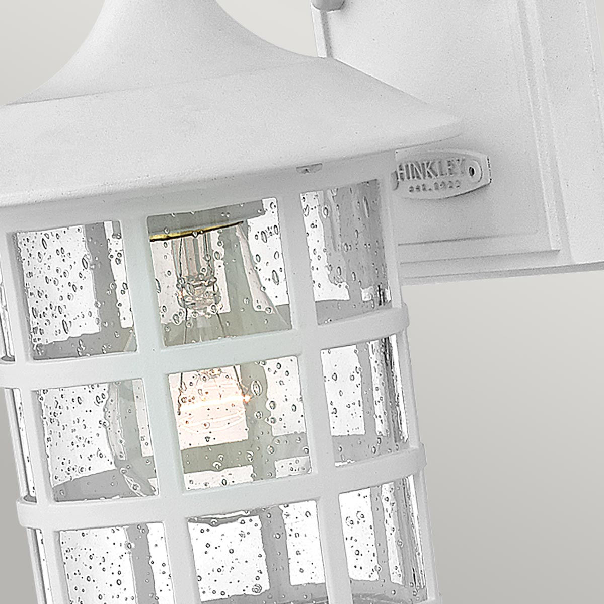 Freeport 24cm Valkoinen ulkovalo valmistajalta Elstead Lighting - IP44-luokituksensa ansiosta Freeport on suojattu sateelta ja kosteudelta, joten se sopii erinomaisesti sisäänkäyntiin, julkisivuihin ja patioihin.