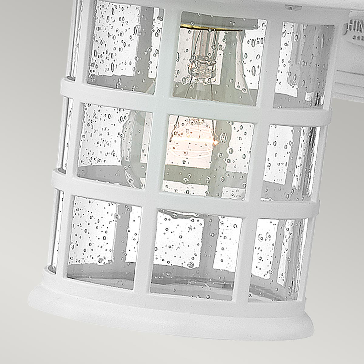 Freeport 24cm Valkoinen ulkovalo valmistajalta Elstead Lighting - IP44-luokituksensa ansiosta Freeport on suojattu sateelta ja kosteudelta, joten se sopii erinomaisesti sisäänkäyntiin, julkisivuihin ja patioihin.