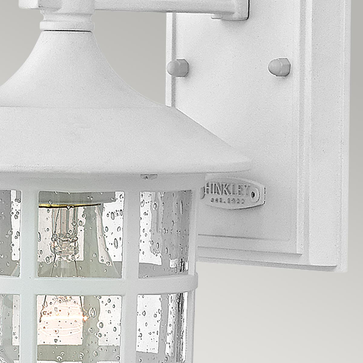 Freeport 24cm Valkoinen ulkovalo valmistajalta Elstead Lighting - IP44-luokituksensa ansiosta Freeport on suojattu sateelta ja kosteudelta, joten se sopii erinomaisesti sisäänkäyntiin, julkisivuihin ja patioihin.