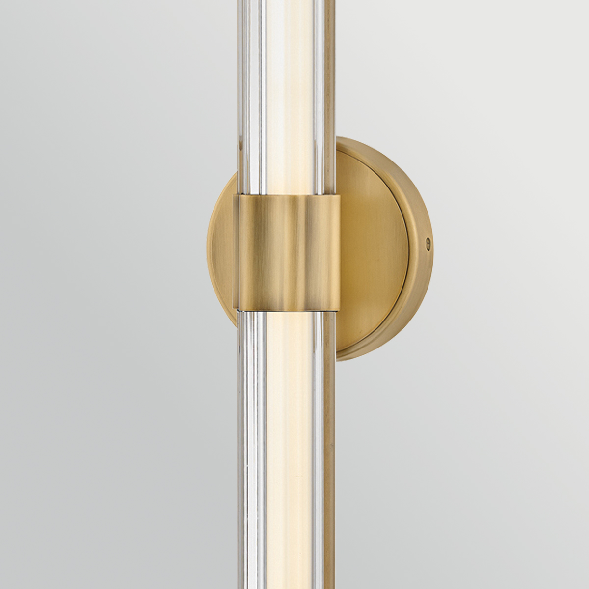 Georgette 60cm Messinki kylpyhuoneen valaisin valmistajalta Elstead Lighting - Georgette on elegantti kylpyhuoneen seinävalaisin, jossa on koristeellinen ja symmetrinen muotoilu.