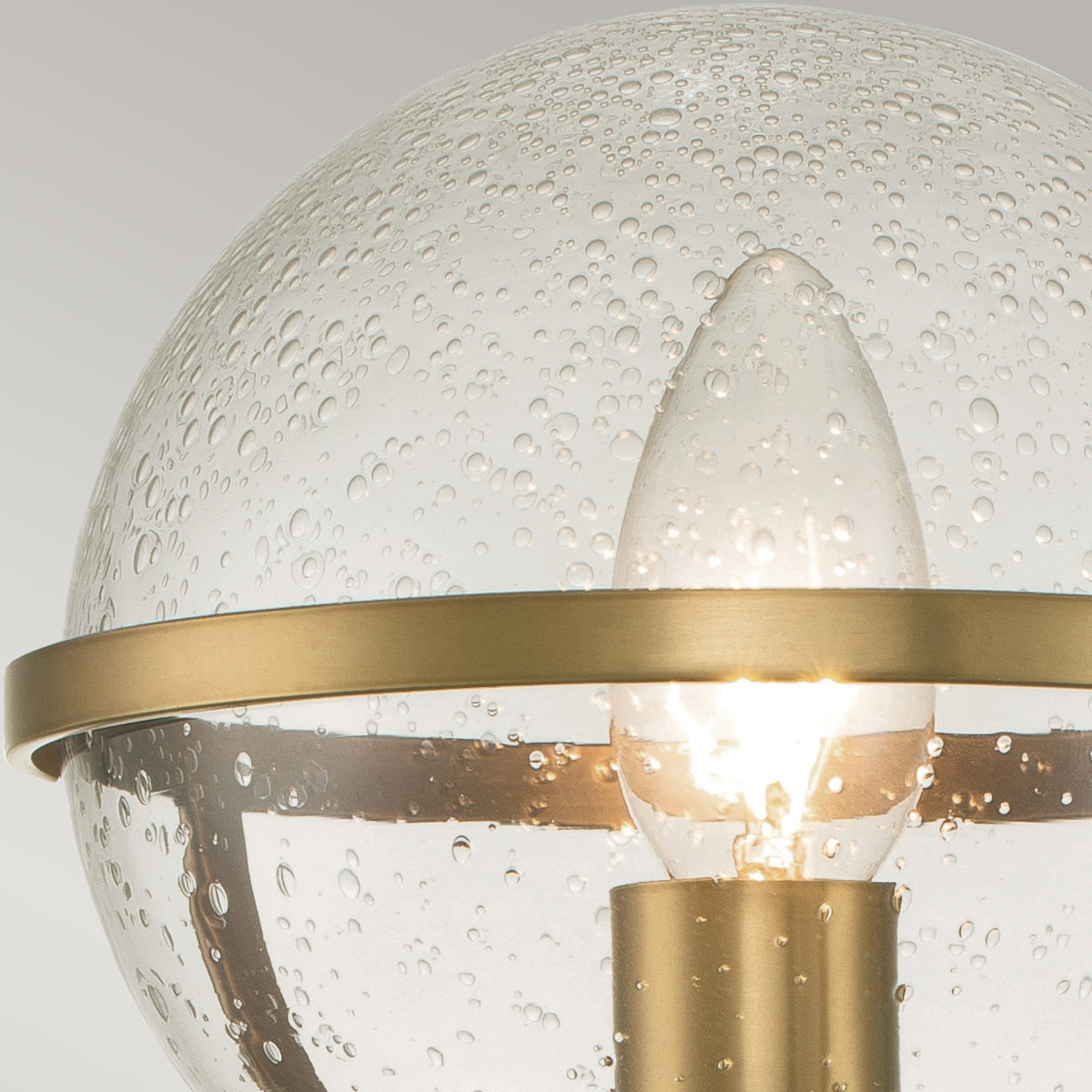 Hollis 40cm Antiikki messinki kylpyhuoneen valaisin valmistajalta Elstead Lighting - Hollis-seinävalaisin on saanut inspiraationsa 1920-luvun art deco -tyylistä, ja sen elegantti muotoilu on messinkiä ja kirkasta, strukturoitua lasia.