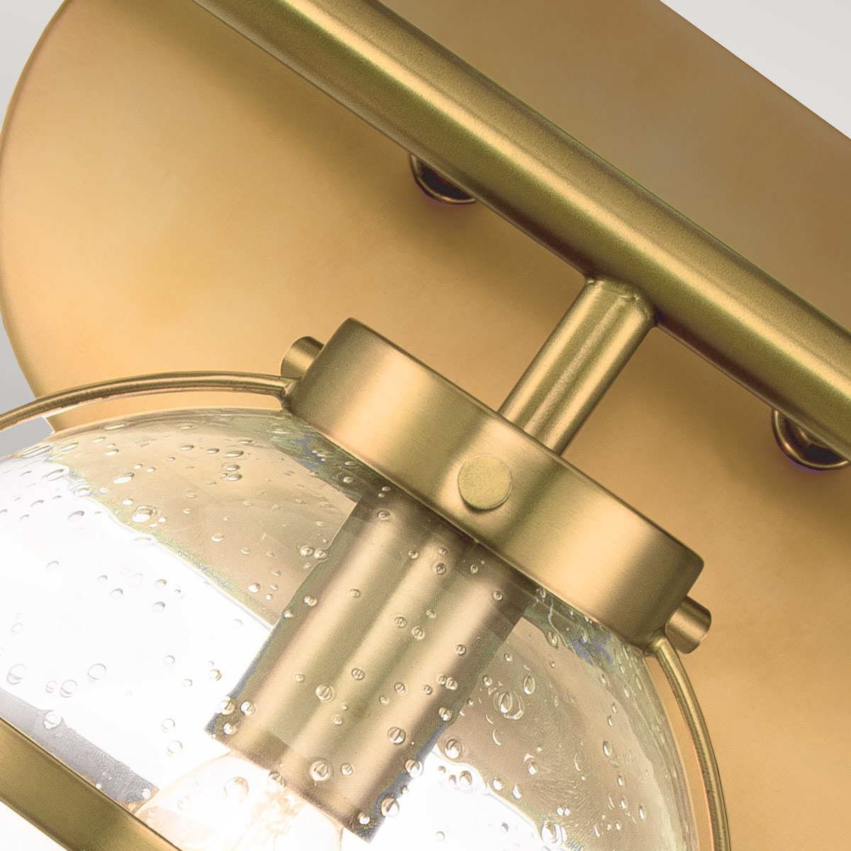 Hollis 60cm Antiikki messinki kylpyhuoneen valaisin valmistajalta Elstead Lighting - Hollis-seinävalaisin on saanut inspiraationsa 1920-luvun art deco -tyylistä, ja sen elegantti muotoilu on messinkiä ja kirkasta, strukturoitua lasia.