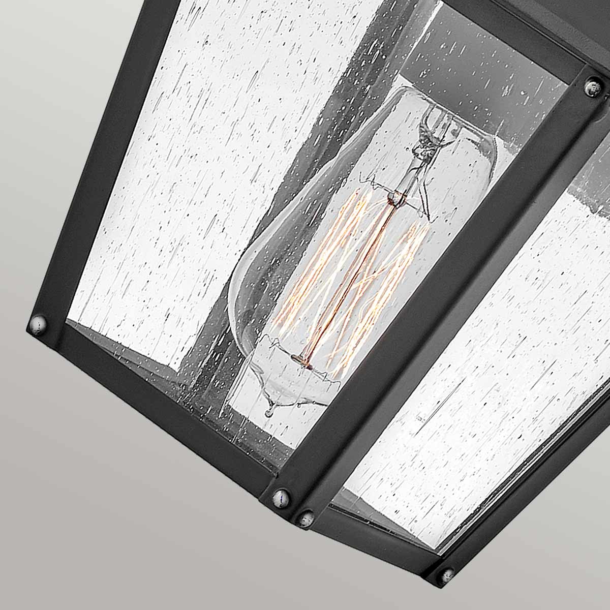 Huntersfield Musta ulkovalo valmistajalta Elstead Lighting - Huntersfield-seinävalaisimessa on ajaton ja tyylikäs muotoilu, selkeät linjat ja tyylikäs, strukturoitu lasi.