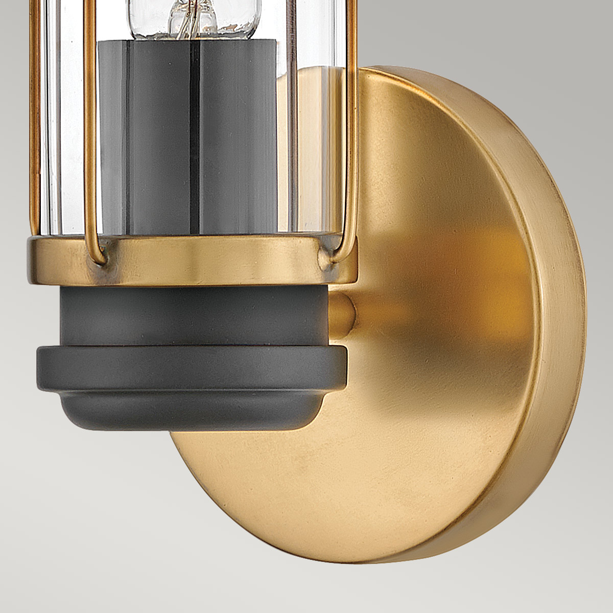Masthead 35cm Messinki kylpyhuoneen valaisin valmistajalta Elstead Lighting - Se on valmistettu teräksestä ja lasista, ja siinä on hienostunut messinkiviimeistely yhdistettynä mustiin yksityiskohtiin, jotka luovat ylellisen ja ajattoman ilmeen.