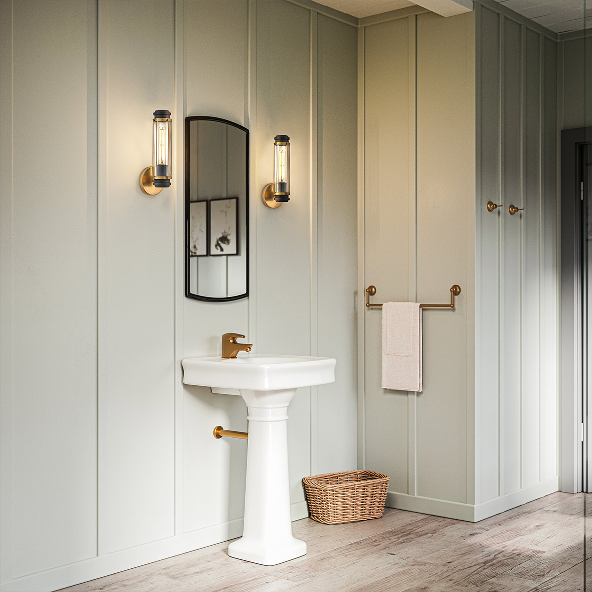 Masthead 35cm Messinki kylpyhuoneen valaisin valmistajalta Elstead Lighting - Se on valmistettu teräksestä ja lasista, ja siinä on hienostunut messinkiviimeistely yhdistettynä mustiin yksityiskohtiin, jotka luovat ylellisen ja ajattoman ilmeen.