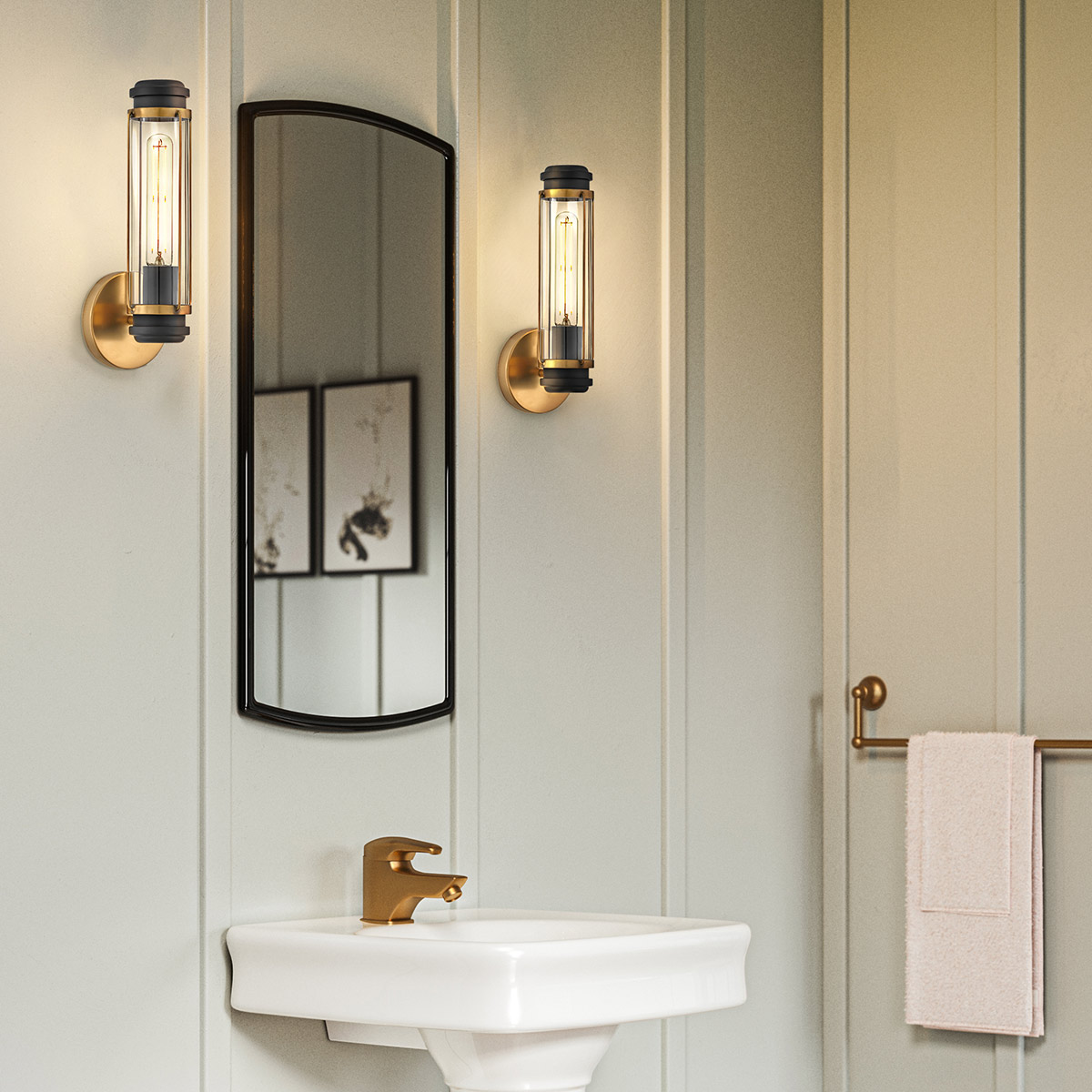 Masthead 35cm Messinki kylpyhuoneen valaisin valmistajalta Elstead Lighting - Se on valmistettu teräksestä ja lasista, ja siinä on hienostunut messinkiviimeistely yhdistettynä mustiin yksityiskohtiin, jotka luovat ylellisen ja ajattoman ilmeen.