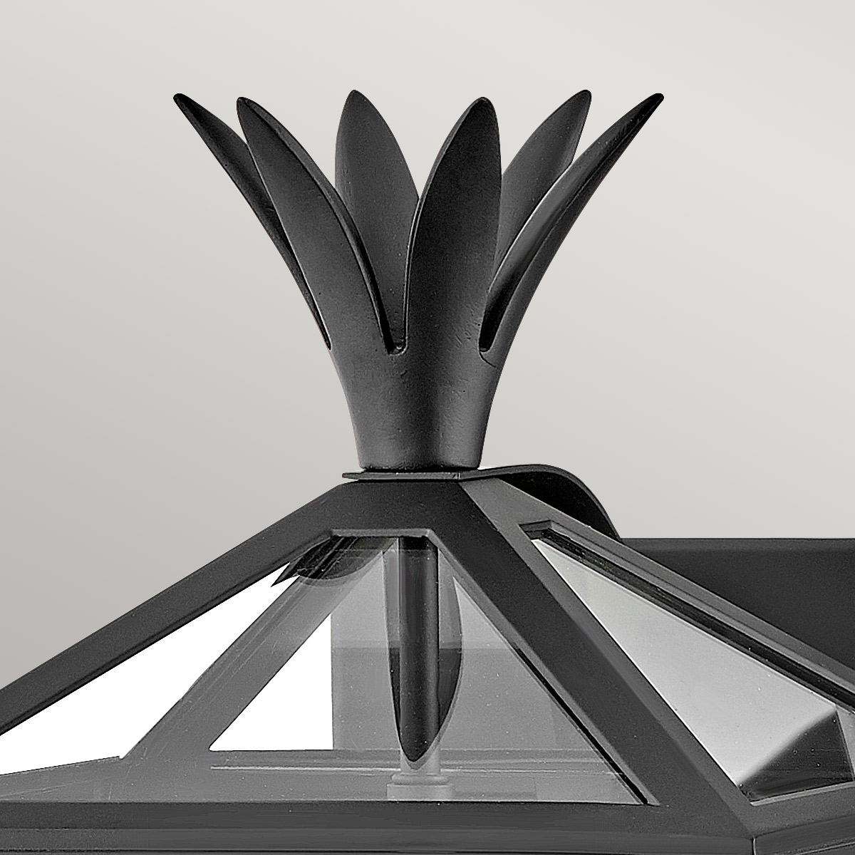 Palma Musta ulkovalo valmistajalta Elstead Lighting - Alumiinista ja kirkkaasta lasista valmistettu Palma tarjoaa sekä kestävyyttä että ripauksen vanhanaikaista charmia, joka sopii täydellisesti ulkokäyttöön.