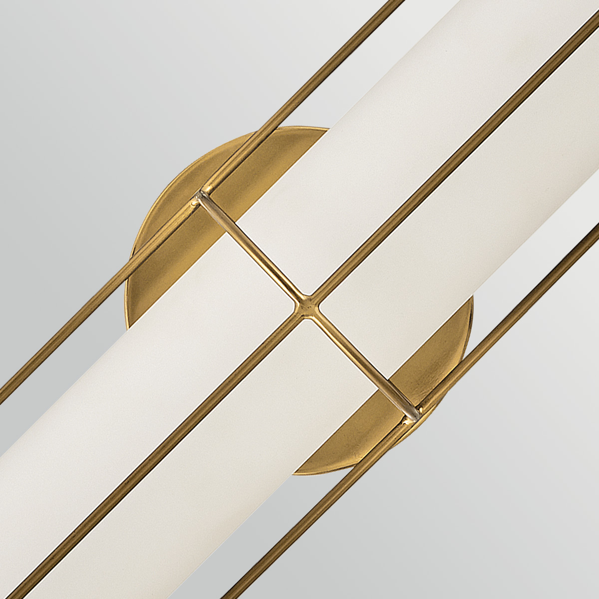 Saylor 60cm Messinki kylpyhuoneen valaisin valmistajalta Elstead Lighting - Valaisin on valmistettu metallista, jossa on l&auml;mmin messinkipinta, ja siin&auml; on pitkulainen opaalilasi, joka levitt&auml;&auml; tasaista ja hienoa valoa.