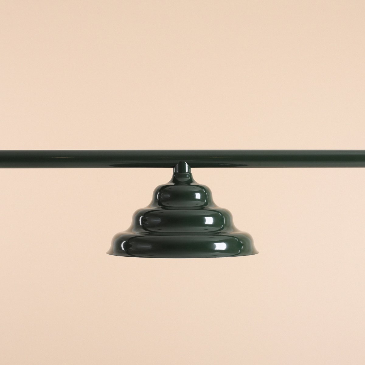 Wave 106cm Tummanvihreä kattovalaisin valmistajalta Artera - Wave on moderni riipus retro-designilla, joka tekee siitä monipuolisen valaistuksen ja sopii jokaiseen kotiin.