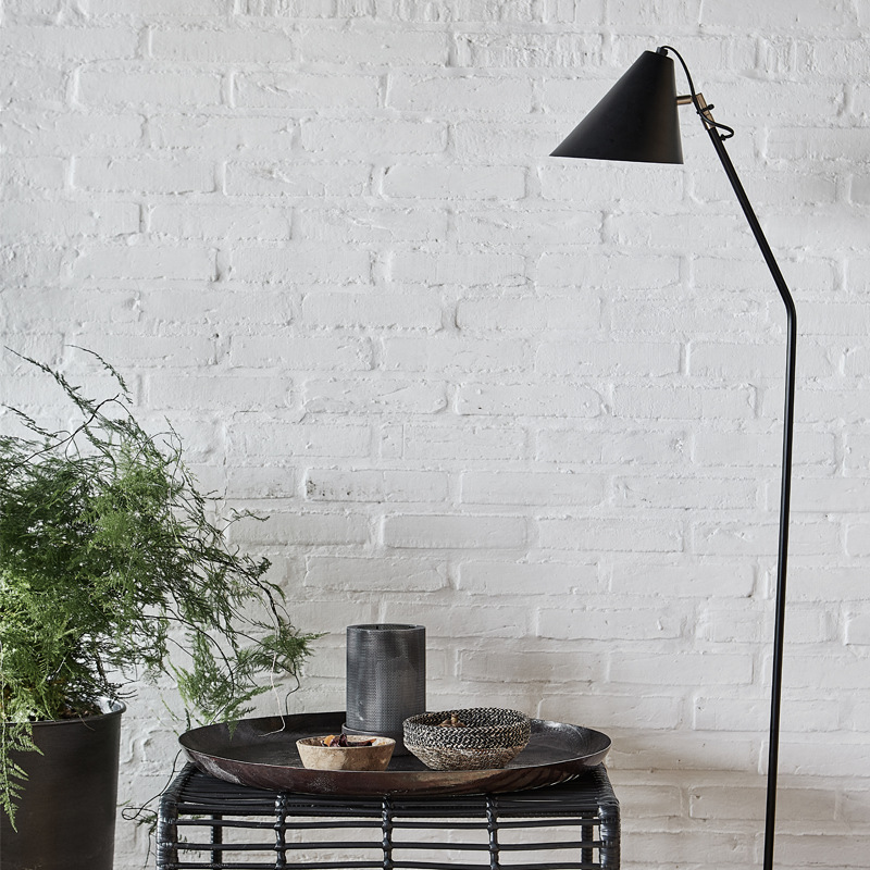 Club Musta lattiavalaisin valmistajalta House Doctor - Lampun päätä voidaan kääntää ylös ja alas, mikä mahdollistaa valon suunnan säätämisen.