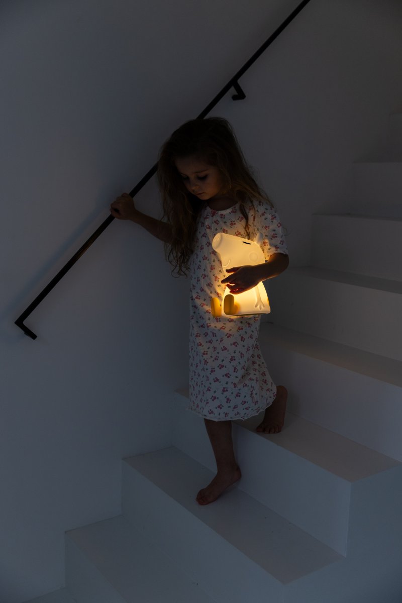 Peppa Pig First Light Valkoinen lasten valaisin valmistajalta Mr Maria - Peppa Pig -y&ouml;valaisin on valmistettu pehme&auml;st&auml; BPA-vapaasta silikonista.