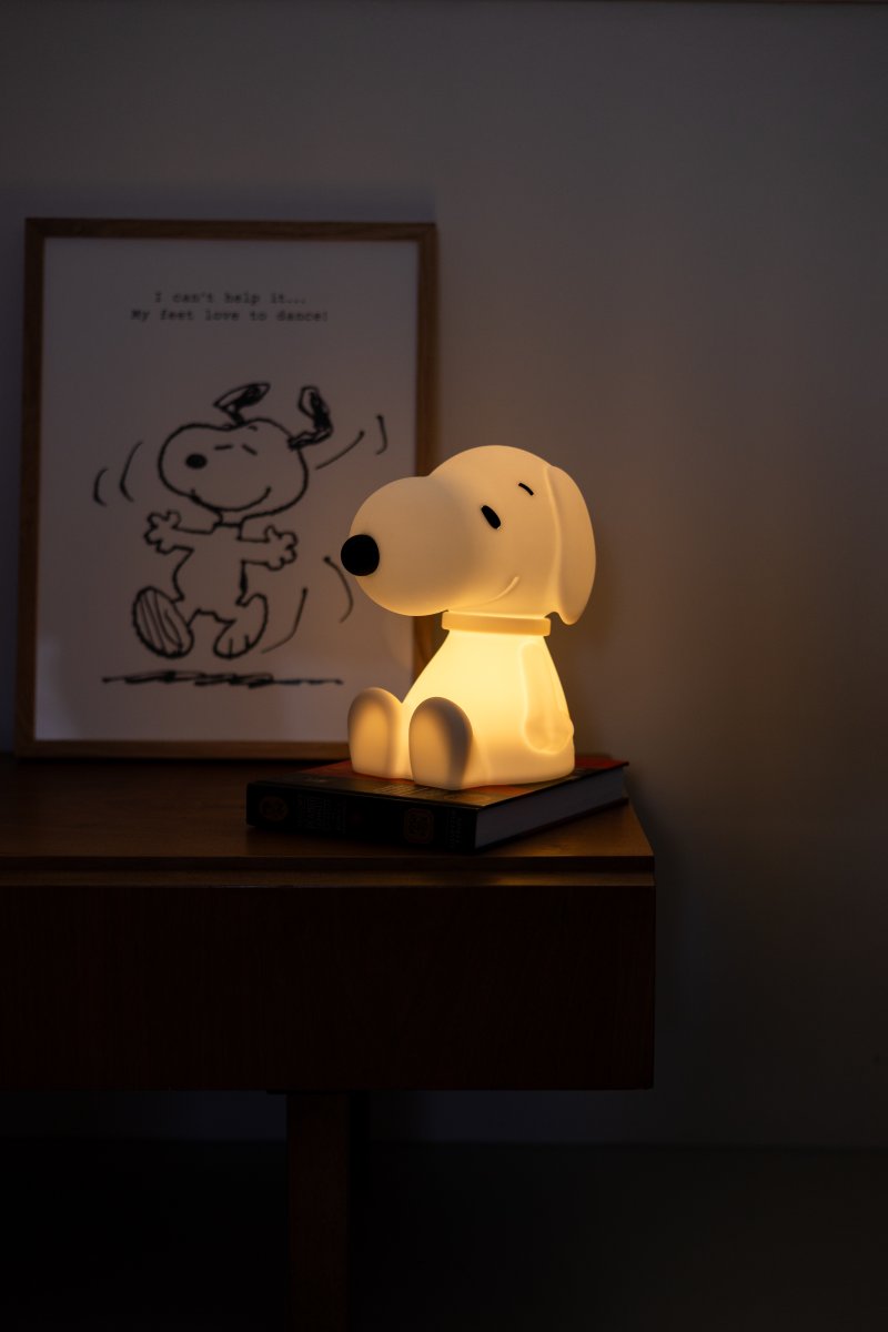 Snoopy First Light Valkoinen lasten valaisin valmistajalta Mr Maria - Snoopy-valaisin on valmistettu pehmeästä silikonista ja on turvallinen kumppani lapsellesi tai lapsenlapsellesi.