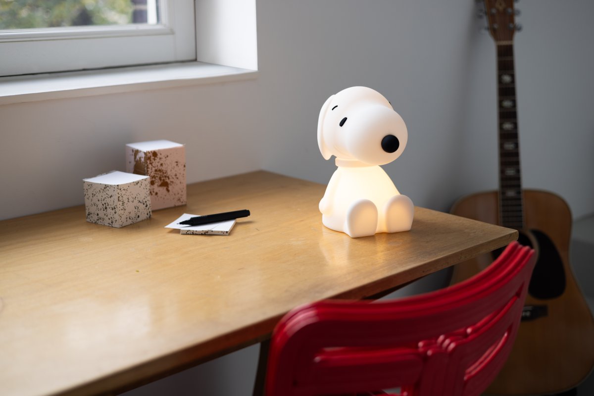 Snoopy First Light Valkoinen lasten valaisin valmistajalta Mr Maria - Snoopy-valaisin on valmistettu pehmeästä silikonista ja on turvallinen kumppani lapsellesi tai lapsenlapsellesi.