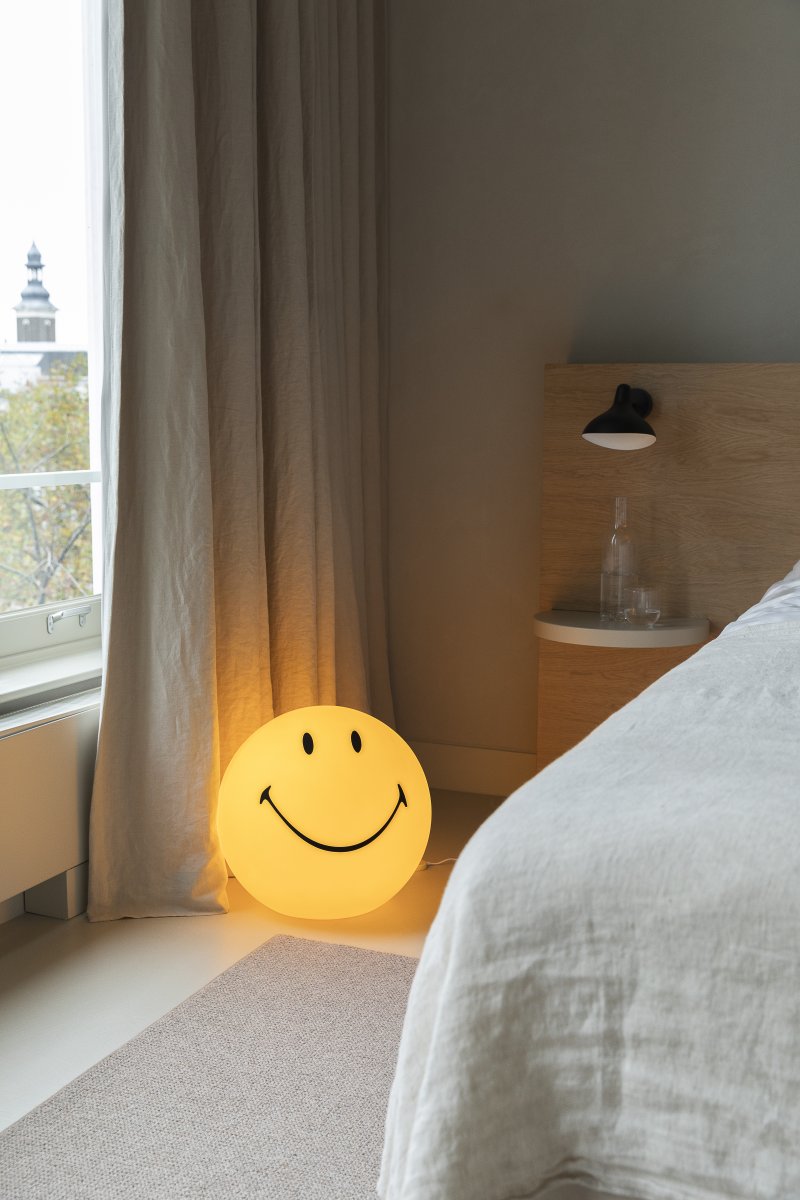 Smiley High Light Keltainen lasten valaisin valmistajalta Mr Maria - Smiley valaisee huoneen mukavalla l&auml;mpim&auml;ll&auml; hehkulla ja hymyilee sinulle, kun astut huoneeseen.