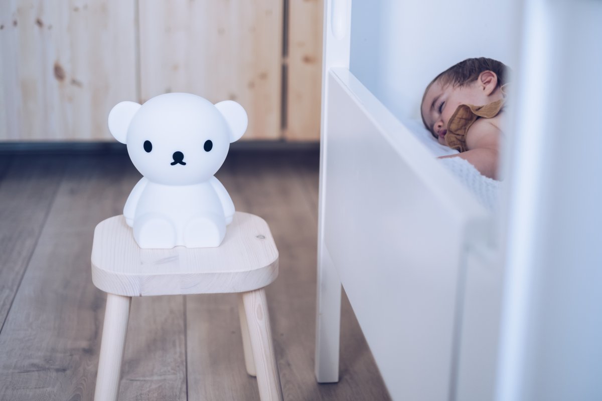 Boris First Light Valkoinen lasten valaisin valmistajalta Mr Maria - Boris First Light on valmistettu pehmeästä silikonista, joka ei sisällä BPA:ta.