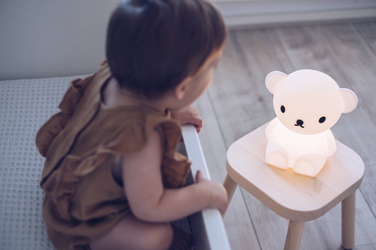 Boris First Light Valkoinen lasten valaisin valmistajalta Mr Maria - Boris First Light on valmistettu pehmeästä silikonista, joka ei sisällä BPA:ta.