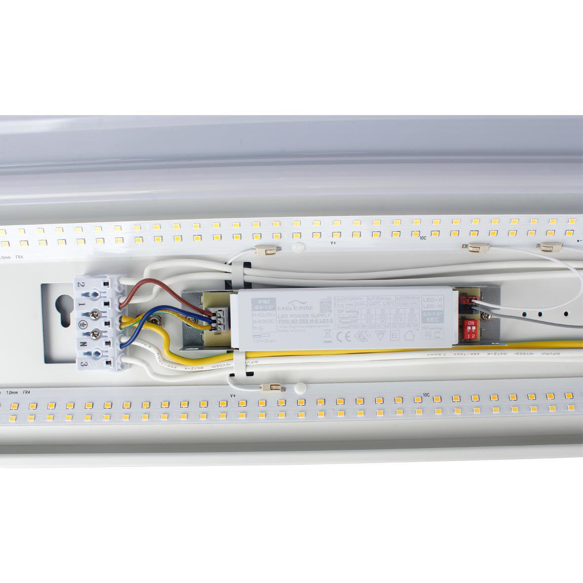 Liny Grab 3000/4000K 62cm Valkoinen valmistajalta Designlight - S&auml;&auml;dett&auml;v&auml; teho - joustava valon s&auml;&auml;t&ouml;Korkea hy&ouml;tysuhde (140 lm/W) - alhaisemmat energiakustannuksetTasainen ja miellytt&auml;v&auml; valo ty&ouml;ymp&auml;rist&ouml;&ouml;nVankka ja v&auml;h&auml;n huoltoa vaativa rakenneTy&ouml;kaluton kaapeliliit&auml;nt&auml; nopeaa asennusta vartenT&auml;m&auml;n teollisuusvalaisimen avulla saat pitk&auml;aikaisen valaistusratkaisun, joka yhdist&auml;&auml; kest&auml;vyyden, turvallisuuden ja energiatehokkaan suorituskyvyn - mukautettu vaativiin ty&ouml;paikkoihin.