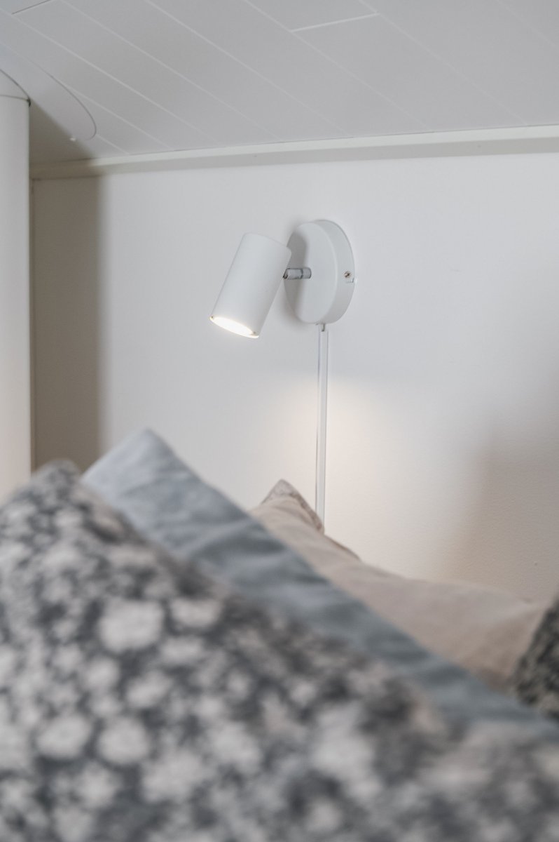 Marlina Valkoinen lukulamppu valmistajalta Trio Lighting - Kääntyvä kohdevalo voidaan suunnata tarpeidesi mukaan, kun taas seinälevyn koko on 12x12 cm.