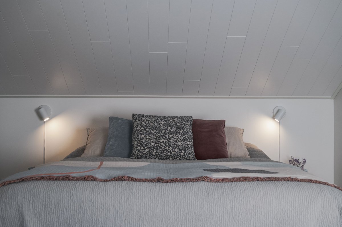 Marlina Valkoinen lukulamppu valmistajalta Trio Lighting - Kääntyvä kohdevalo voidaan suunnata tarpeidesi mukaan, kun taas seinälevyn koko on 12x12 cm.